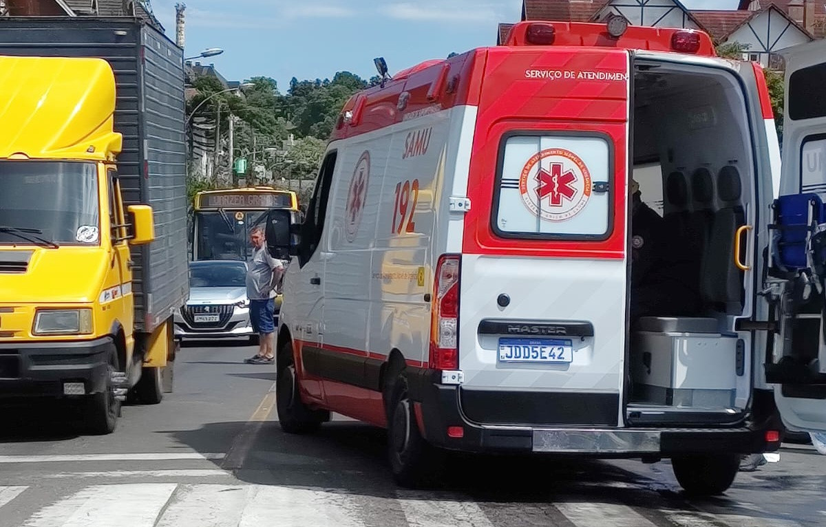 Acidente no centro de Gramado deixa motociclista em estado grave