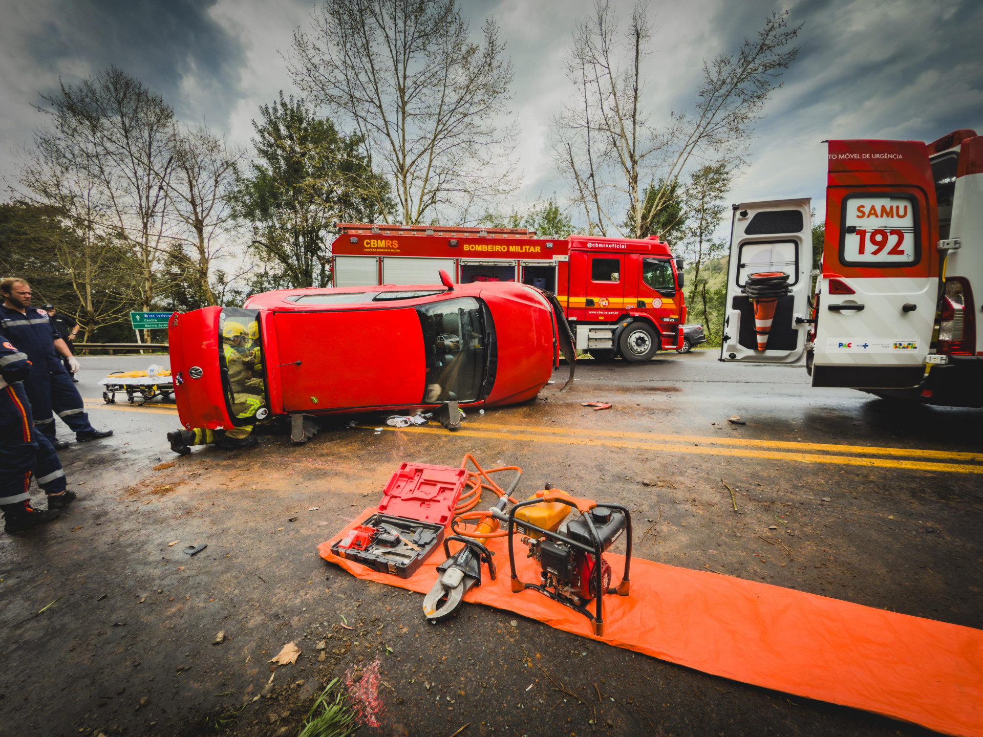 Bombeiros de Gramado resgatam vítima após tombamento em rodovia