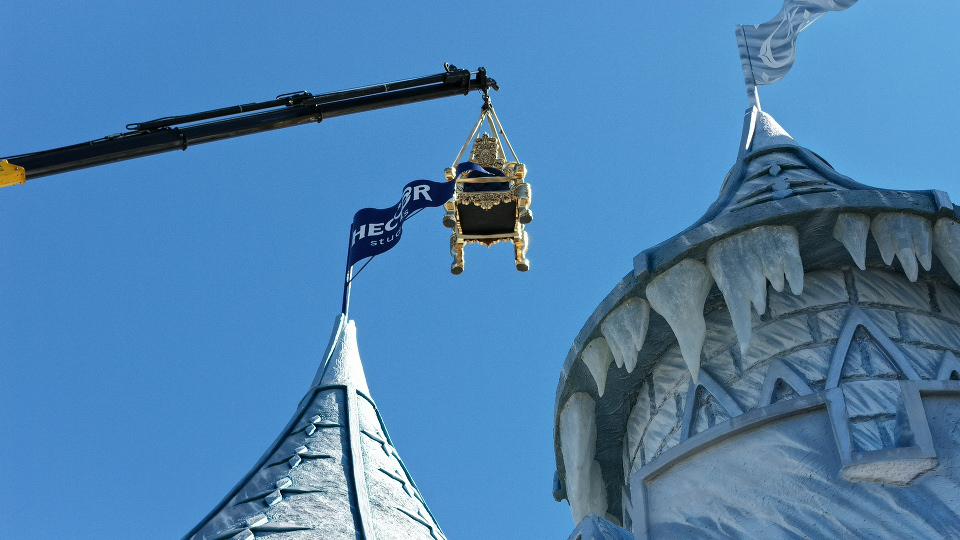 Castelo de Gelo da Hector Studios ganha tronos de ouro inspirados em A Bela e a Fera