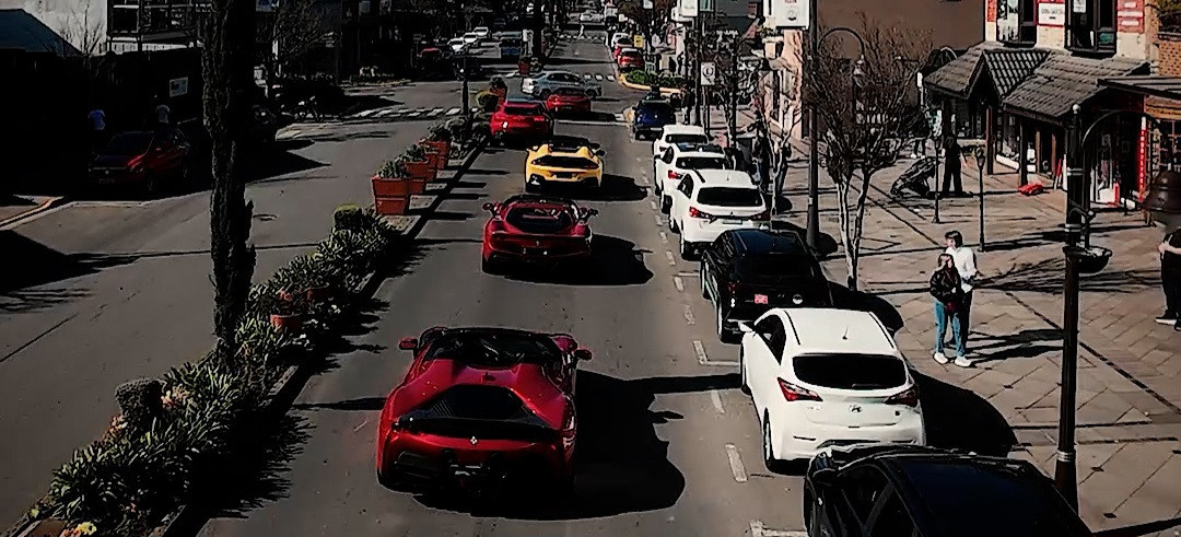 Desfile de Ferraris encanta nas ruas de Gramado e Canela na reta final de evento da marca italiana
