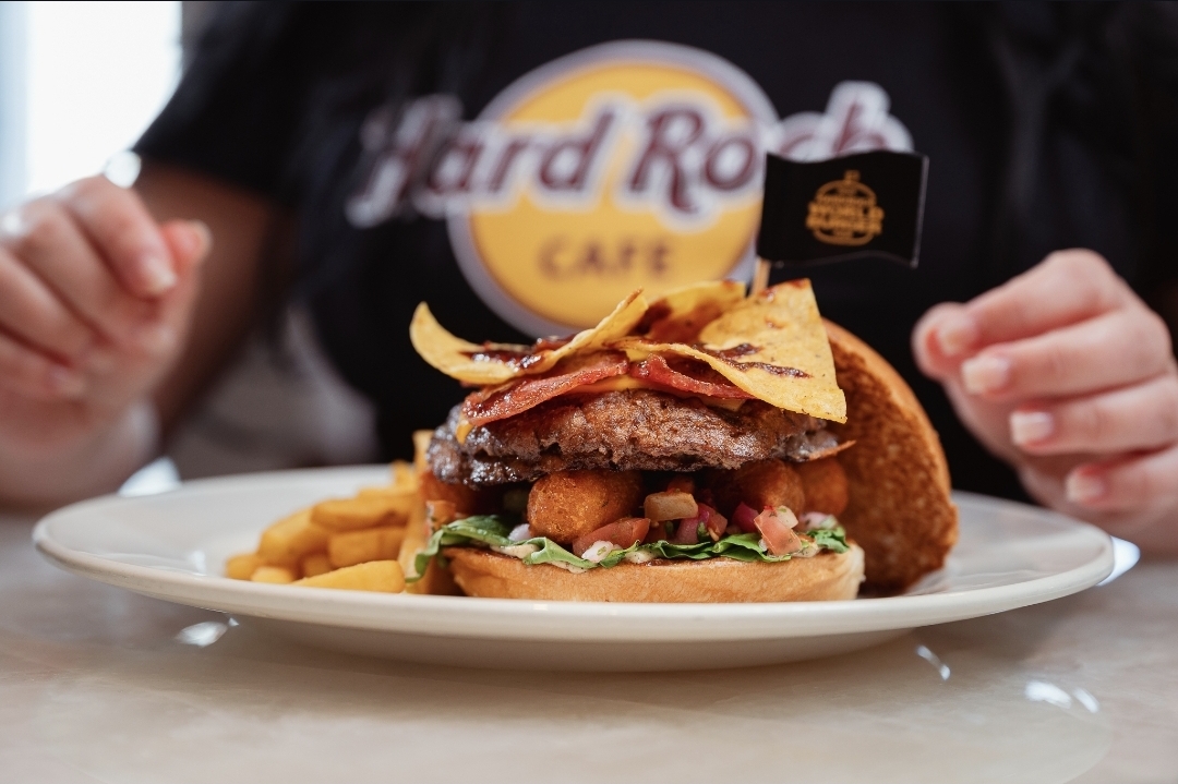 Hard Rock Cafe Gramado aposta no Burguerone para conquistar o topo no World Burger Tour 2025