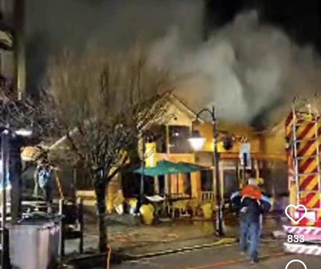 Incêndio de grandes proporções atinge duas lojas e restaurante no centro de Gramado