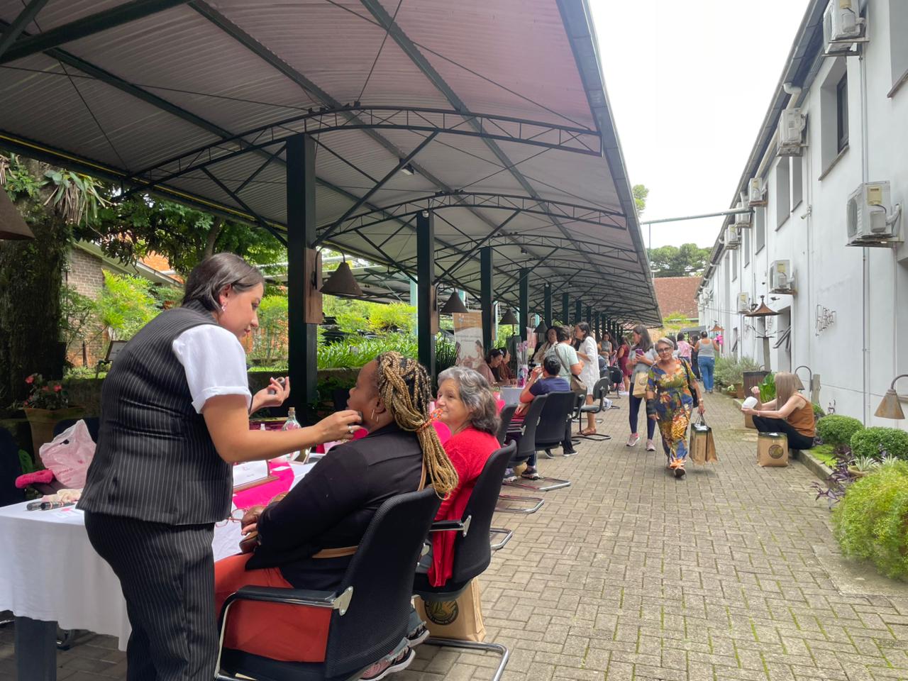 Mais de 100 mulheres participam de tarde de atividades e serviços na Câmara de Gramado