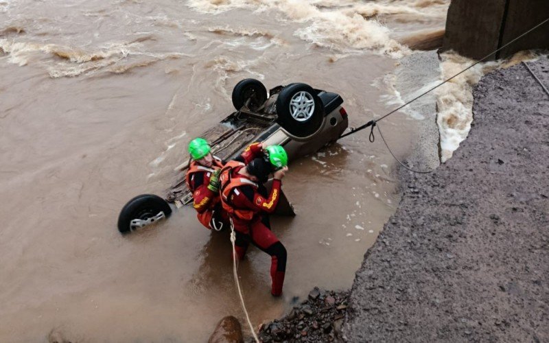 Motorista de 22 anos morre após carro cair de ponte e afundar no Rio Caí, entre Nova Petrópolis e São José do Caí