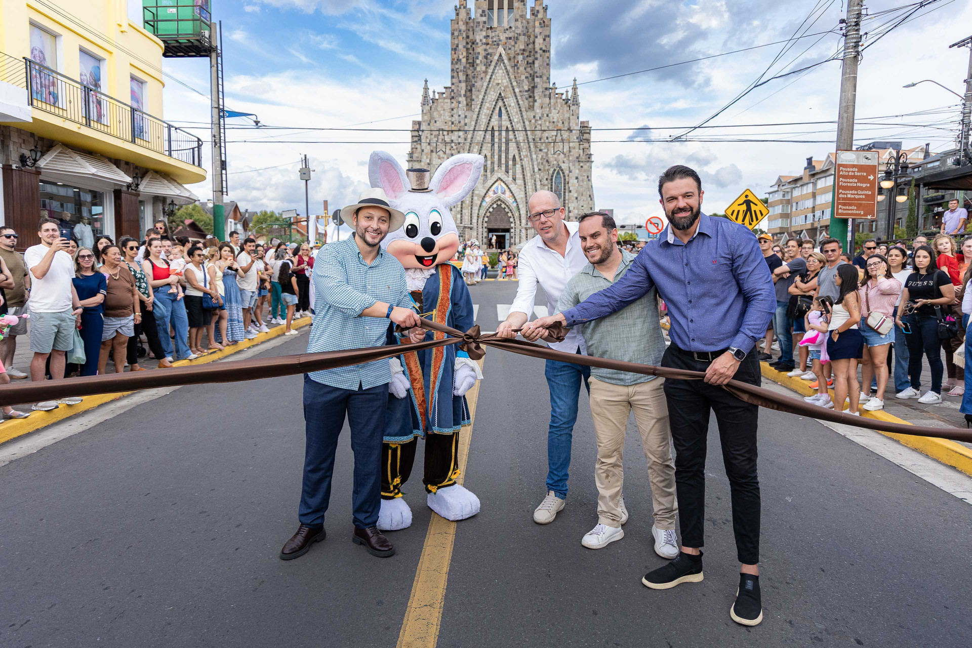 Páscoa em Canela inicia oficialmente com cerimônia e grande público no primeiro Desfile Encantado