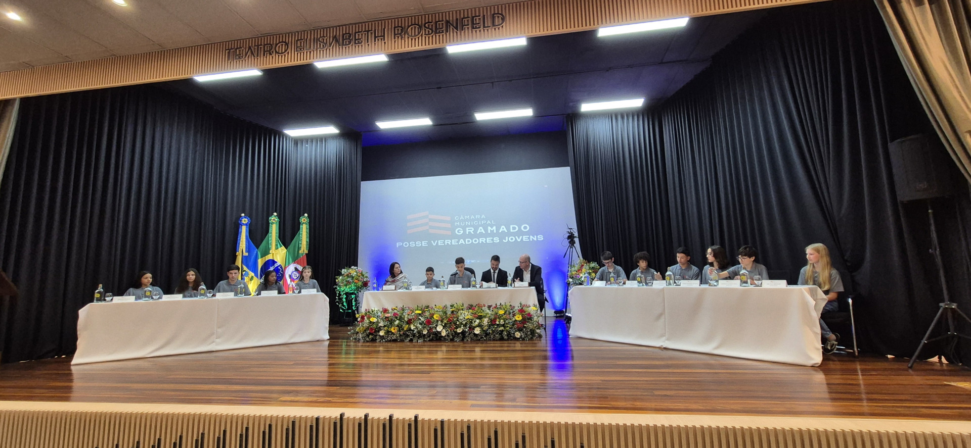 Posse da nova legislatura do Parlamento Jovem emociona público no Teatro Elisabeth Rosenfeldt