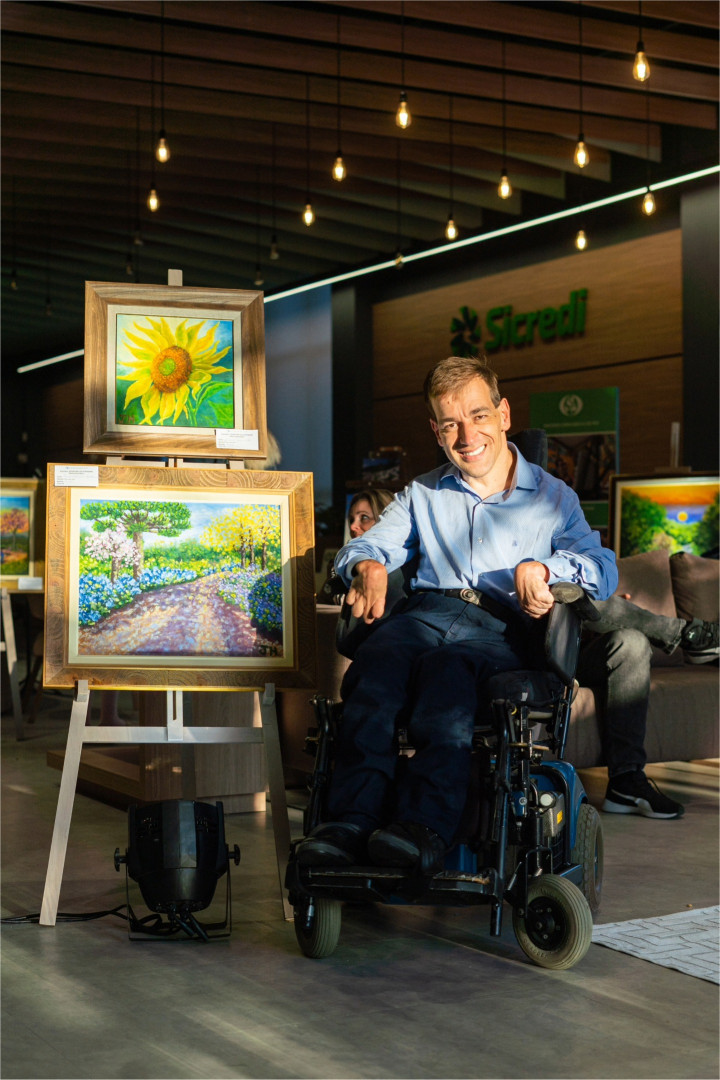 Sicredi Pioneira promove exposição itinerante de Jeferson Hoffmann, artista que pinta com a boca