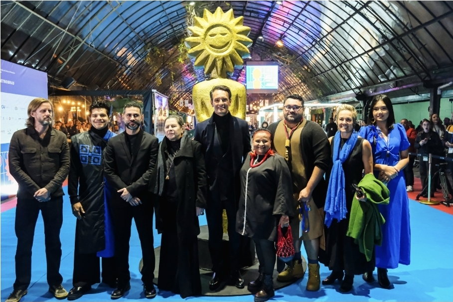 Tapete azul e homenagem a Rodrigo Santoro marcam abertura histórica do 53º Festival de Cinema de Gramado