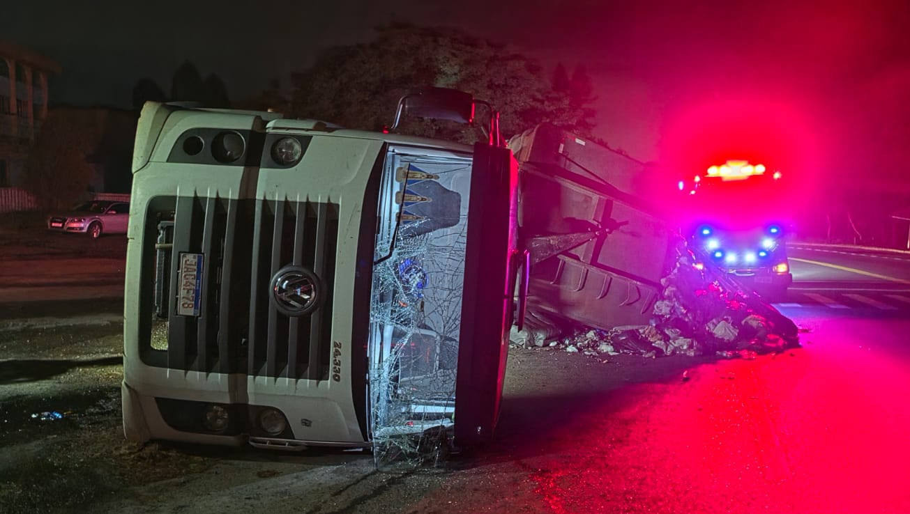 Tombamento de caminhão exige atenção de motoristas na RS-115, em Gramado