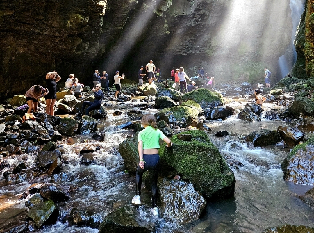 Vivência de outono do Projeto Loboguará combina trilha, cascata e gastronomia em Canela